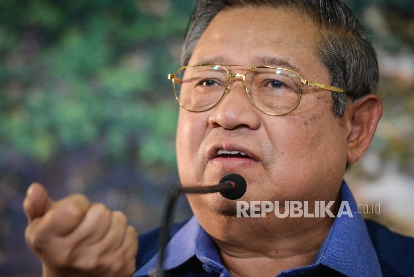 Presiden RI keenam yang juga Ketua Umum Partai Demokrat Susilo Bambang Yudhoyono (SBY) memberikan pemaparan saat menggelar jumpa pers di kediamannya, Puri Cikeas, Kabupaten Bogor, Jawa Barat, Rabu (2/11). 