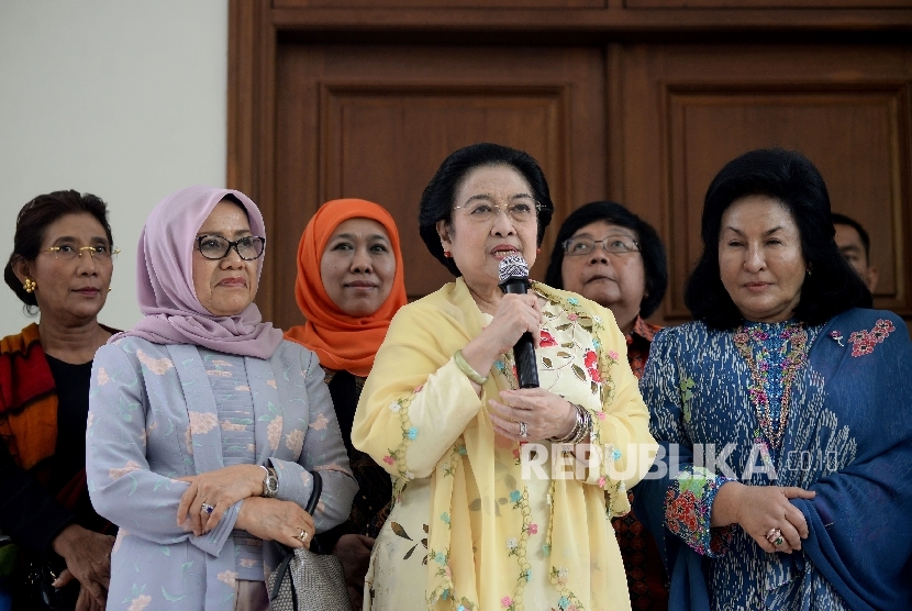  Presiden RI kelima Megawati Soekarnoputri bersama Istri PM Malaysia Najib Razak, Datin Paduka Seri Rosmah Mansor dan Istri Wapres Mufidah Kalla bersama menteri perempuan kabinet kerja usai melakukan pertemuna di Teuku Umar, Jakarta, Selasa (7/3).