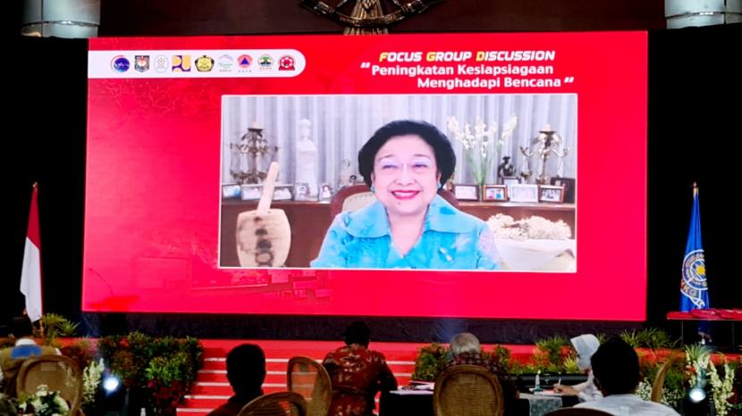 Presiden RI Kelima Megawati Soekarnoputri kembali meminta agar semua pihak memberi perhatian dan mulai bergerak mengenai kemungkinan terjadi gempa besar yang menimpa ibukota DKI Jakarta.