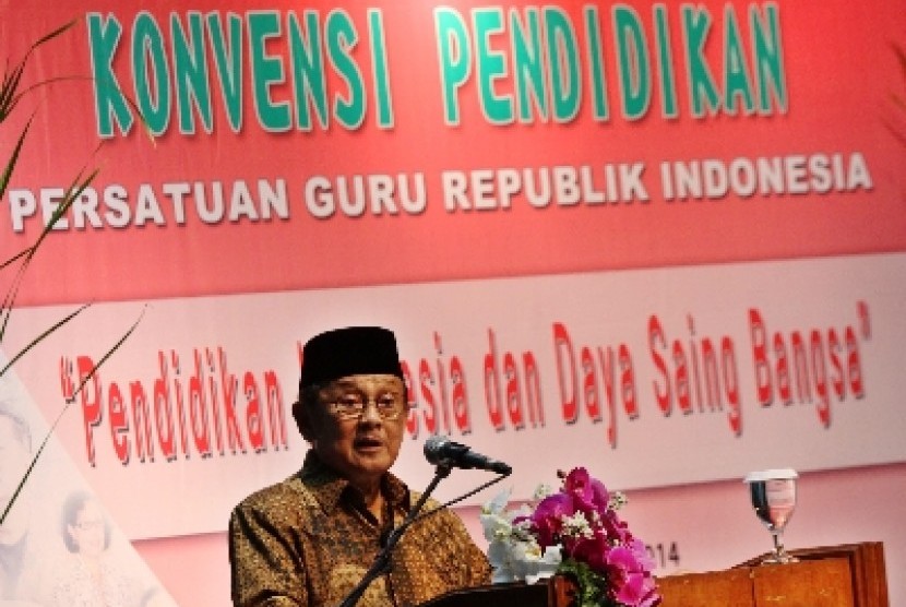 Presiden RI ketiga BJ Habibie menjadi pembicara di Konvensi Pendidikan di Bentara Budaya, Jakarta, Selasa (18/2).