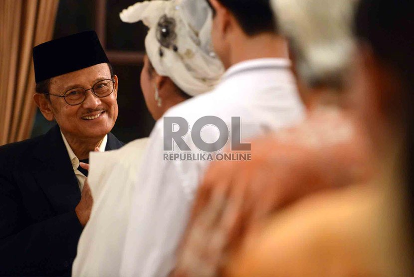   Presiden RI ketiga BJ Habibie menyalami warga saat open house 1 Syawal 1434 H di kediamannya di Jalan Patra Kuningan, Jakarta Selatan, Kamis (8/8).  (Republika/Agung Supriyanto)