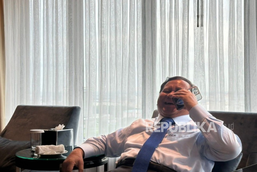 Presiden RI Prabowo Subianto berbincang dengan PresidenAS Donald John Trump.