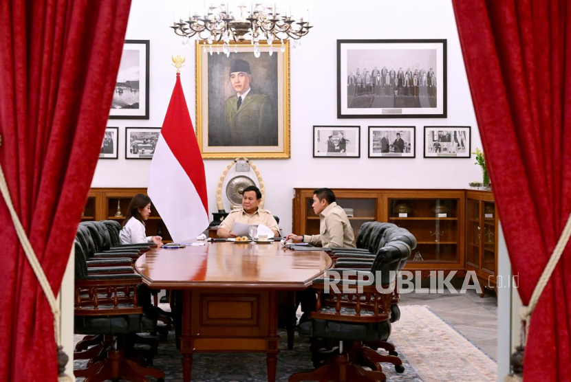 Presiden RI Prabowo Subianto berdiskusi dengan Menteri Komunikasi dan Digital (Menkomdigi) Meutya Viada Hafid di Istana Kepresidenan Jakarta, Senin (13/1/2025).