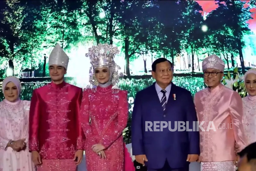 Presiden RI Prabowo Subianto berfoto bersama mempelai Zumi Zola dan Putri Zulhas di Jakarta Selatan, Sabtu (14/12/2024) malam WIB.