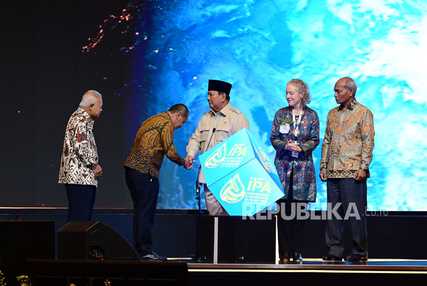 Presiden RI Prabowo Subianto berpidato dalam Konvensi dan Pameran ke-49 Indonesia Petroleum Association (IPA) di ICE BSD, Kabupaten Tangerang, Provinsi Banten, Rabu (21/5/2025).