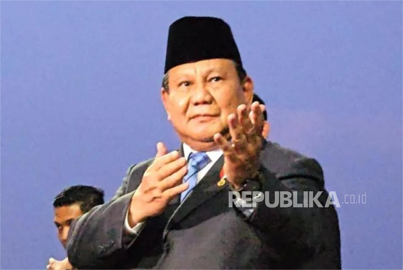 Presiden RI Prabowo Subianto berpose silat di Base Ops Lanud Halim Perdanakusuma, Jakarta Timur pada Rabu (12/2/2025) malam WIB.