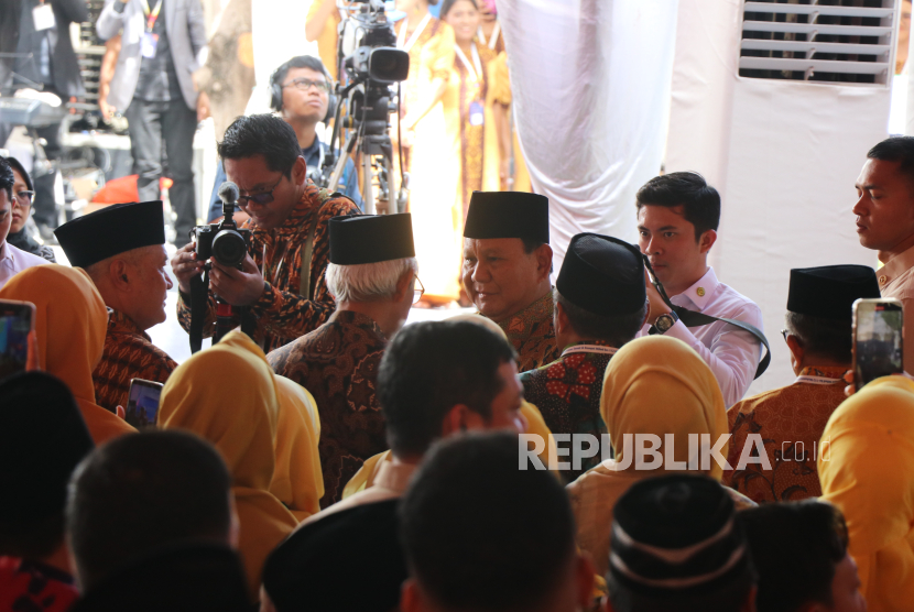 Presiden RI Prabowo Subianto bersalaman dengan para peserta Tanwir dan resepsi Milad ke-112 Muhammadiyah di kompleks Universitas Muhammadiyah Kupang, Kupang, Nusa Tenggara Timur, Rabu (4/12/2024).