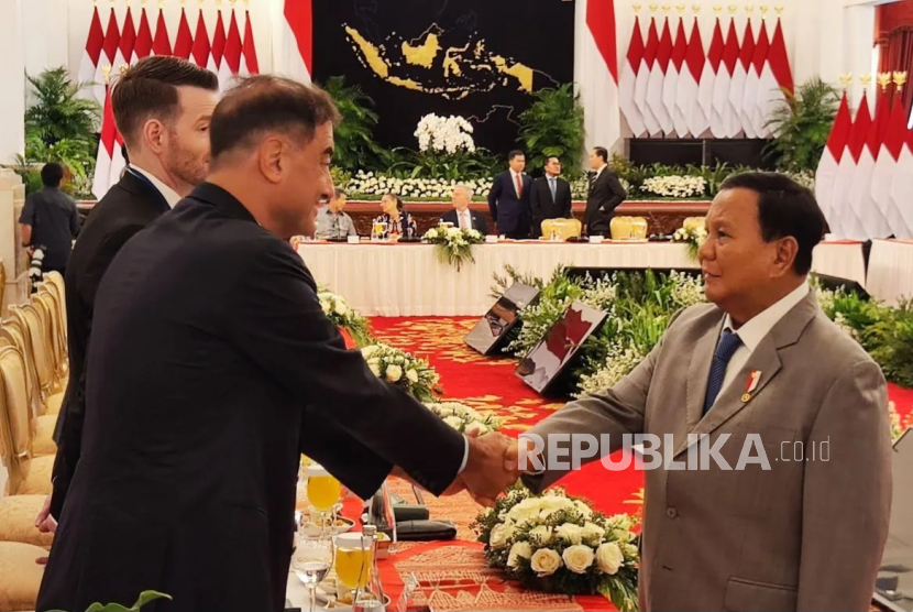 Presiden RI Prabowo Subianto bersalaman dengan salah satu pengusaha asal Amerika Serikat (AS) yang tergabung dalam Dewan Bisnis AS-ASEAN di Istana Negara, Jakarta, Selasa (3/12/2024).