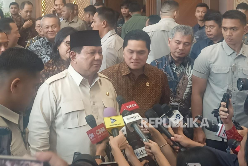 Presiden RI Prabowo Subianto bersama Menteri BUMN Erick Thohir di The Gade Tower, Jalan Kramat Raya Nomor 162, Jakarta Pusat pada Rabu (26/2/2025).