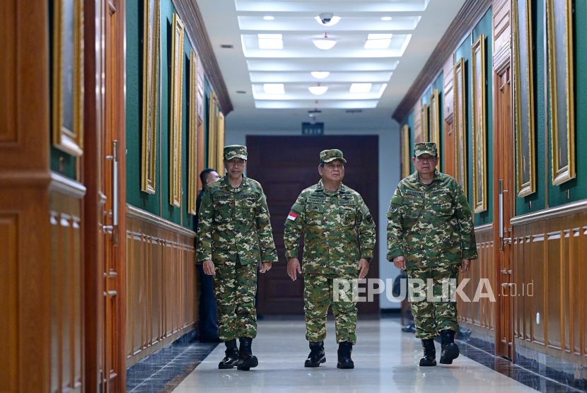 Presiden RI Prabowo Subianto bersama Presiden ke-6 Republik Indonesia Susilo Bambang Yudhoyono (SBY) dan Presiden ke-7 Republik Indonesia Joko Widodo (Jokowi) di Akmil Magelang, Kamis (27/2/2025) malam WIB.