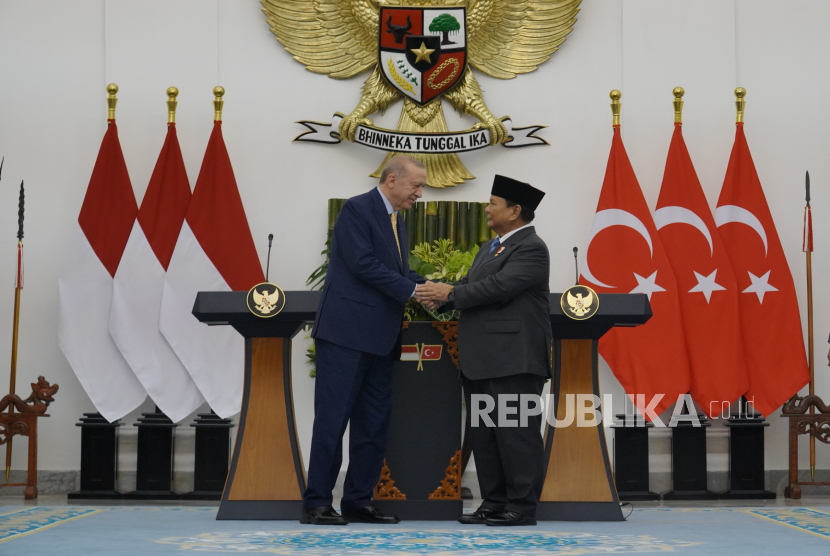 Presiden RI Prabowo Subianto bersama Presiden Turki Recep Tayyib Erdogan di Istana Kepresidenan Bogor, Jawa Barat, Rabu (12/2/2025). 