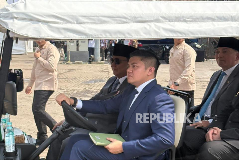 Presiden RI Prabowo Subianto bersama Seskab Teddy Indra Wijaya dan Menhan Sjafrie Sjamsoeddin di sela pembukaan Indo Defence 2024 di JIEXpo, Kemayoran, Jakarta Pusat, Rabu (11/6/2025).