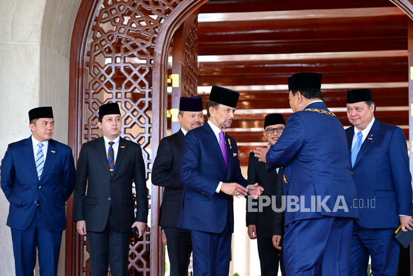 Presiden RI Prabowo Subianto bersama Sultan Hassanal Bolkiah di Istana Nurul Iman, Bandar Seri Begawan, Rabu (14/5/2025). 