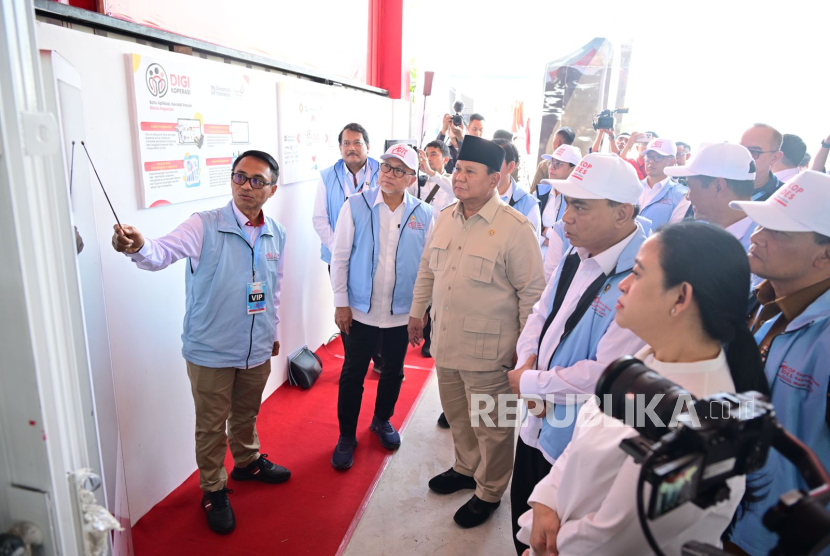 Presiden RI Prabowo Subianto beserta jajaran Menteri saat Peresmian Program Koperasi Desa/Kelurahan Merah Putih (KDMP) di Desa Bentangan, Klaten, Jawa Tengah, pada Senin (21/7).