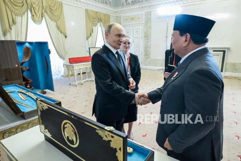 Presiden RI Prabowo Subianto dan Presiden Federasi Rusia Vladimir Putin saling bertukar cendera mata di Istana Konstantinovsky atau Constantine, Saint Petersburg pada Kamis (19/6/2025).  