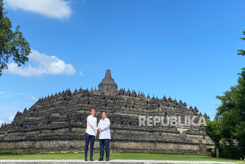 Indonesian President Prabowo Subianto and French President Emmanuel Macron at Borobudur Temple, Magelang Regency, Central Java, Thursday (29/5/2025).
