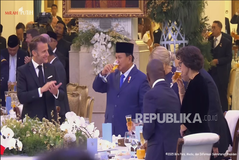 Presiden RI Prabowo Subianto dan Presiden Prancis Emmanuel Macron minum sari apel saat gala dinner di Istana Negara, Jakarta Pusat, Rabu (28/5/2025) malam WIB.