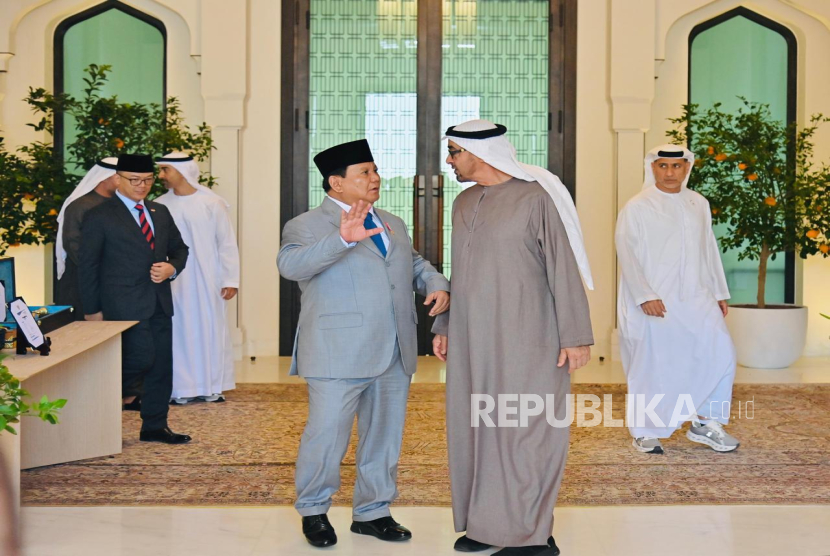 Presiden RI Prabowo Subianto dan Presiden Uni Emirat Arab (UEA) Sheikh Mohamed bin Zayed Al Nahyan (MBZ) di Istana Qasr Al Shatie, Abu Dhabi pada Rabu (9/4/2025). 