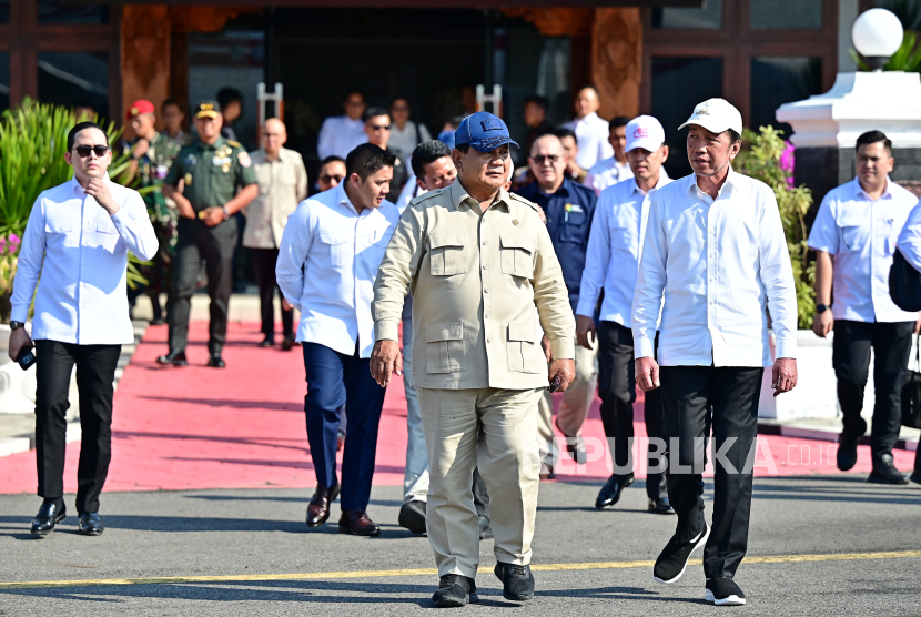 Presiden RI Prabowo Subianto diantar Joko Widodo (Jokowi) di Lanud Adi Soemarmo.