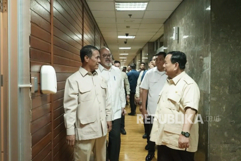 Presiden RI Prabowo Subianto didampingi Menhan Sjafrie Sjamsoeddin melakukan rapat dengan Mentan Andi Amran Sulaiman di Kompleks Kementan, Jalan Harsono RM, Pasar Minggu, Jakarta Selatan, Senin (3/2/2025) siang WIB.