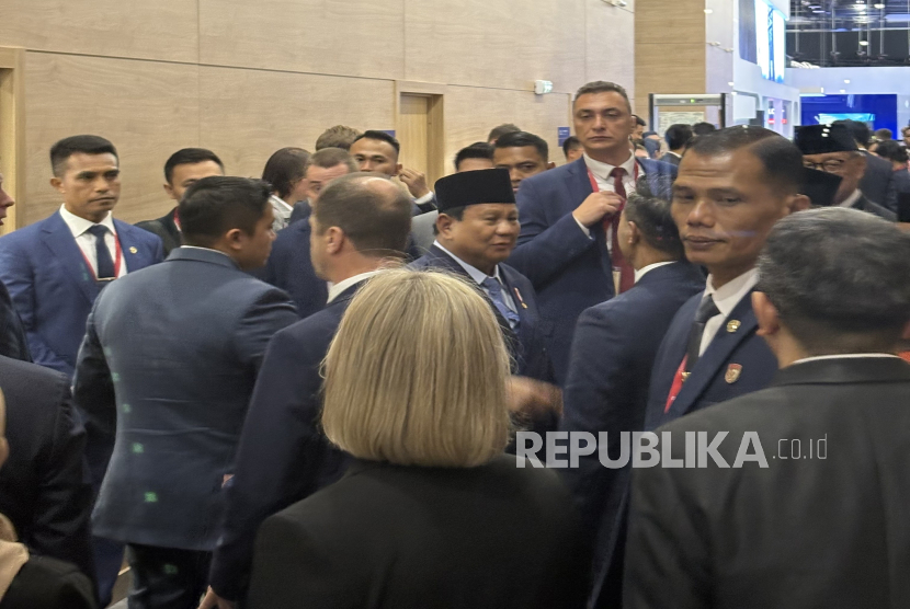 Presiden RI Prabowo Subianto disambut delegasi RI di meeting room seusai menjadi pembicara utama dalam SPIEF 2025 di Saint Petersburg, Rusia pada Jumat (20/6/2025) malam waktu setempat.