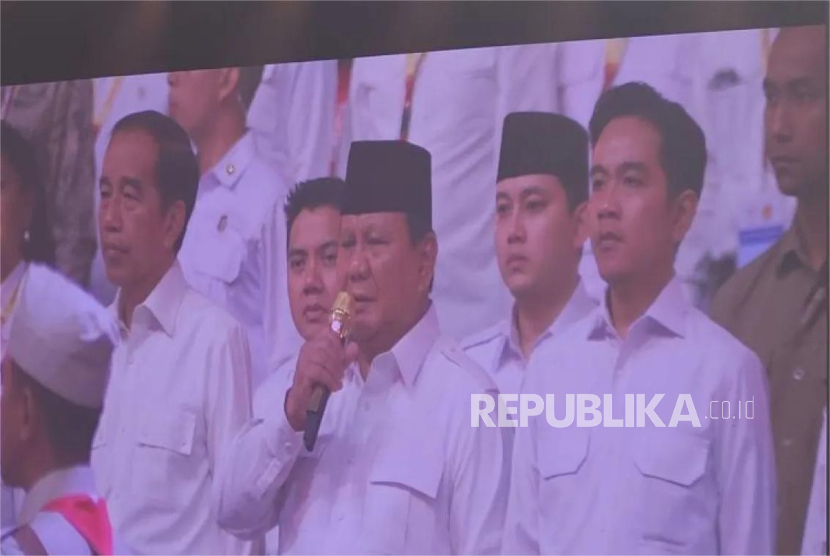 Presiden RI Prabowo Subianto duduk diapit oleh Wakil Presiden RI Gibran Rakabuming Raka di sebelah kanan dan Presiden ke-7 RI Joko Widodo (Jokowi).