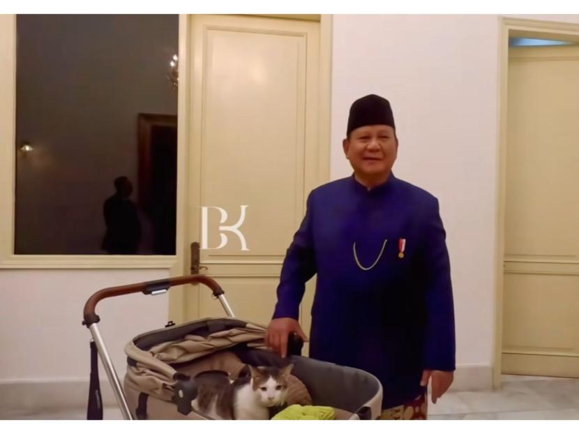 Presiden RI Prabowo Subianto (kanan) bersama kucing peliharaannya Bobby (kiri).