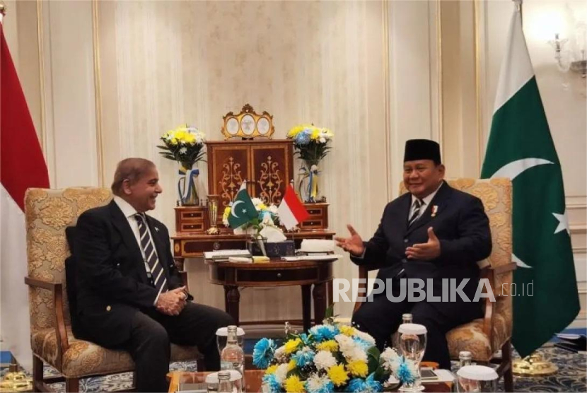 Presiden RI Prabowo Subianto melakukan pertemuan bilateral dengan Perdana Menteri (PM) Pakistan Shehbaz Sharif di Hotel St Regis New Capital, Kairo, Mesir, pada Rabu (18/12/2024).