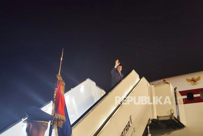 Presiden RI Prabowo Subianto melambaikan tangannya sebelum bertolak kembali ke Tanah Air di Bandar Udara Internasional Kairo, Mesir, Kamis (19/12/2024).