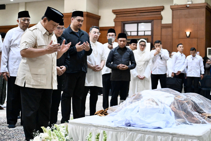 Presiden RI Prabowo Subianto melayat almarhum Mayjen TNI (Purn) H Eddie Mardjoeki Nalapraya di Padepokan Pencak Silat TMII, Jakarta Timur, Selasa (13/5/2025).