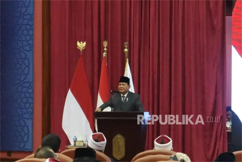 Presiden RI Prabowo Subianto memberikan pidato di depan ratusan mahasiswa Al-Azhar asal Indonesia di Gedung Al-Azhar Conference Center, Universitas Al-Azhar, Kairo, Mesir, Rabu (18/12/2024).