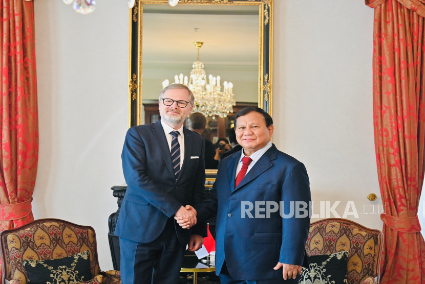 Presiden RI Prabowo Subianto menerima kunjungan Perdana Menteri (PM) Republik Ceko Petr Fiala saat transit di Praha, Selasa (17/6/2025).
