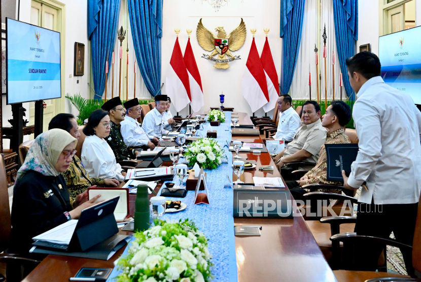 Presiden RI Prabowo Subianto menggelar rapat terbatas membahas Sekolah Rakyat di Istana Kepresidenan Jakarta, Selasa (29/7/2025).