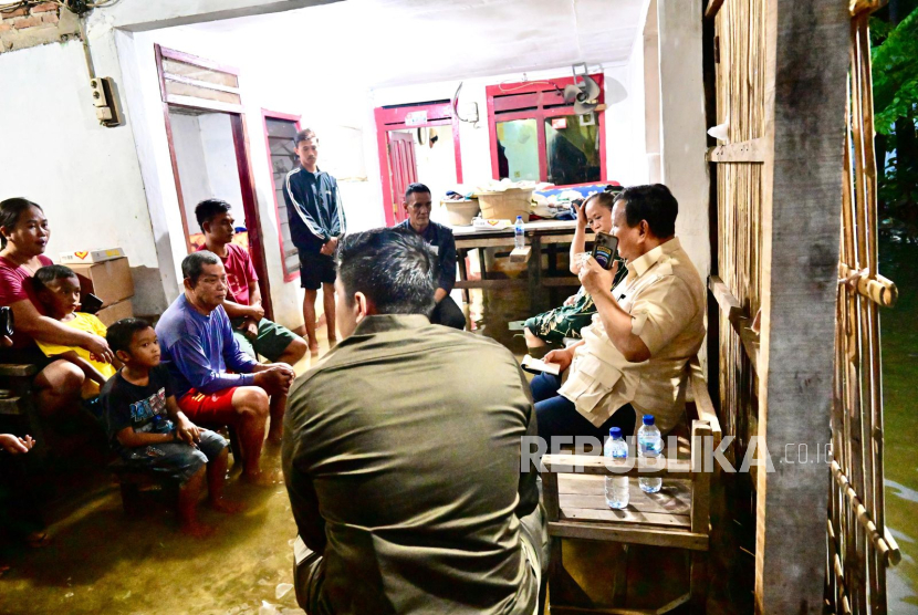 Presiden RI Prabowo Subianto meninjau banjir di rumah warga Kampung Tambun Inpres, Desa Buni Bakti, Kecamatan Babelan, Kabupaten Bekasi, Jawa Barat, Sabtu (8/3/2025) sore WIB.