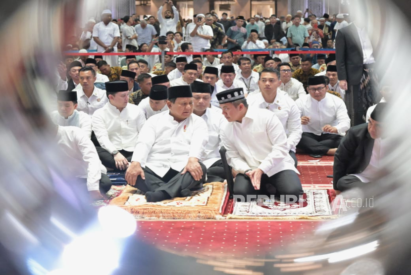 Presiden RI Prabowo Subianto menunaikan sholat Idul Adha 1446 Hijriyah di Masjid Istiqlal, Jakarta Pusat pada Jumat (6/6/2025).
