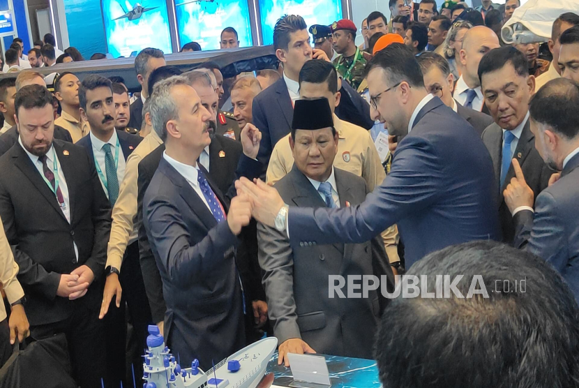 Presiden RI Prabowo Subianto menyaksikan MoU antara Kemenhan RI dan Sekretariat Industri Pertahanan Republik Turki terkait pengembangan KAAN di Indo Defence 2024, JIExpo Kemayoran, Jakarta Pusat, Rabu (11/6/2025).