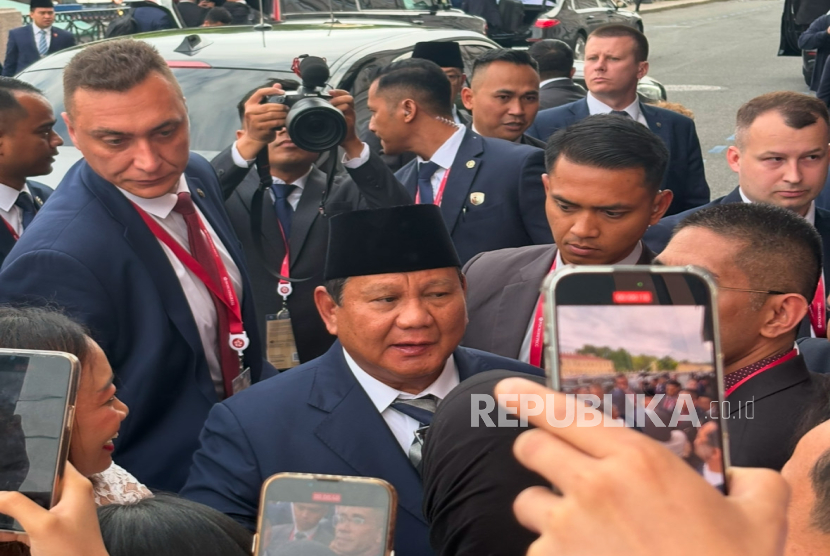 Presiden RI Prabowo Subianto menyapa diaspora dan WNI di depan Taleon Imperial Hotel, Saint Petersburg, Rusia, pada Rabu (18/6/2025) sore waktu setempat.