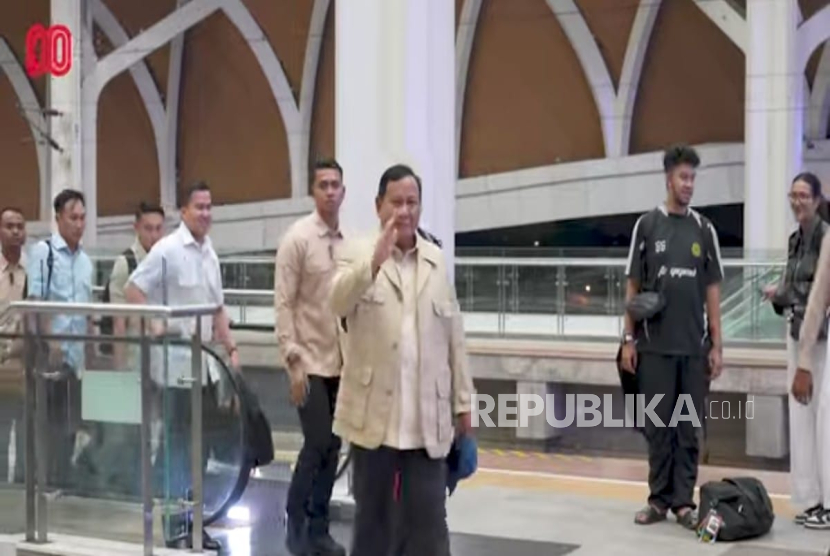 Perdana, Prabowo Naik Kereta Cepat Whoosh dari Halim ke Bandung