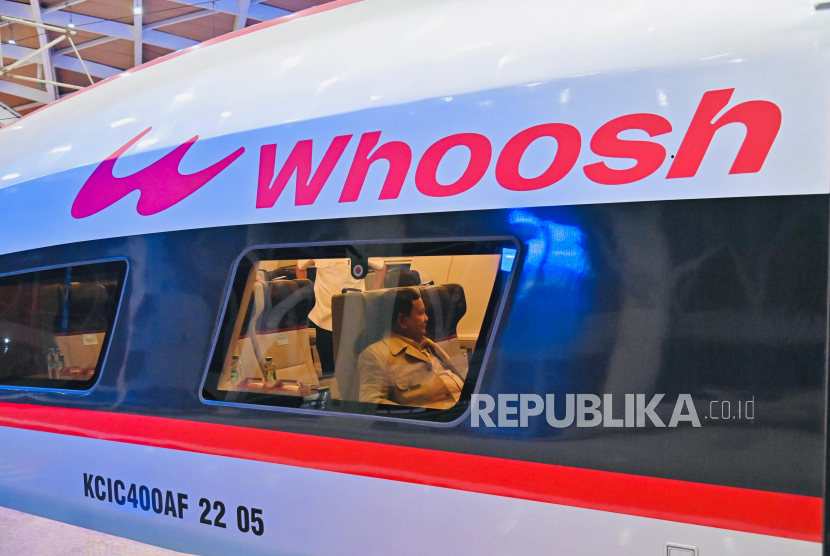 Presiden RI Prabowo Subianto naik Kereta Cepat Whoosh di Stasiun Halim Perdanakusuma, Jakarta Timur, Rabu (6/8/2025) malam WIB.