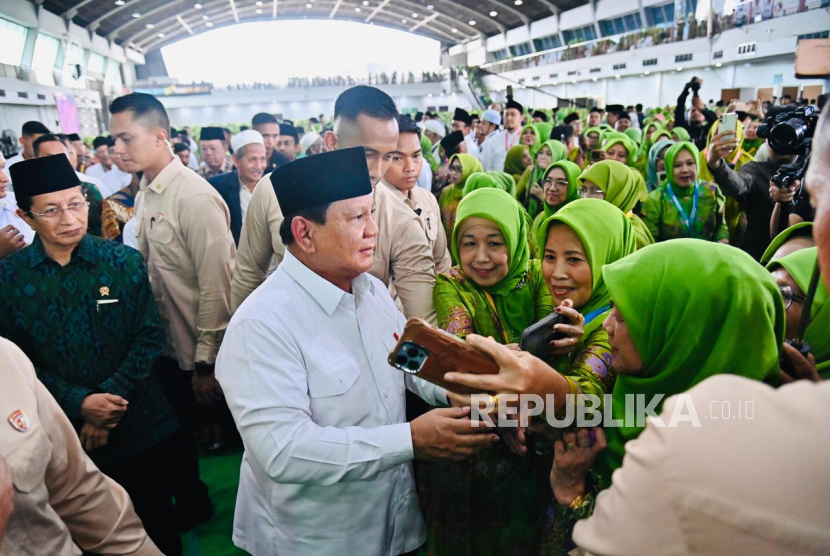 Presiden RI Prabowo Subianto sebelum meninggalkan lokasi Kongres XVIII Muslimat Nahdlatul Ulama di Kota Surabaya, Jawa Timur, Senin (10/2/2025).