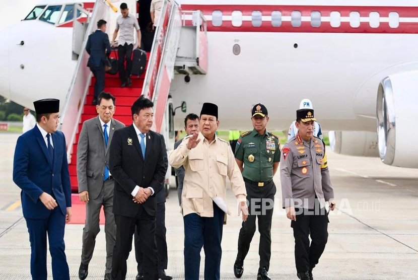 Presiden RI Prabowo Subianto tiba di Pangkalan TNI AU Halim Perdanakusuma, Jakarta Timur, Senin (23/12/2024) sekitar pukul 10.45 WIB. 