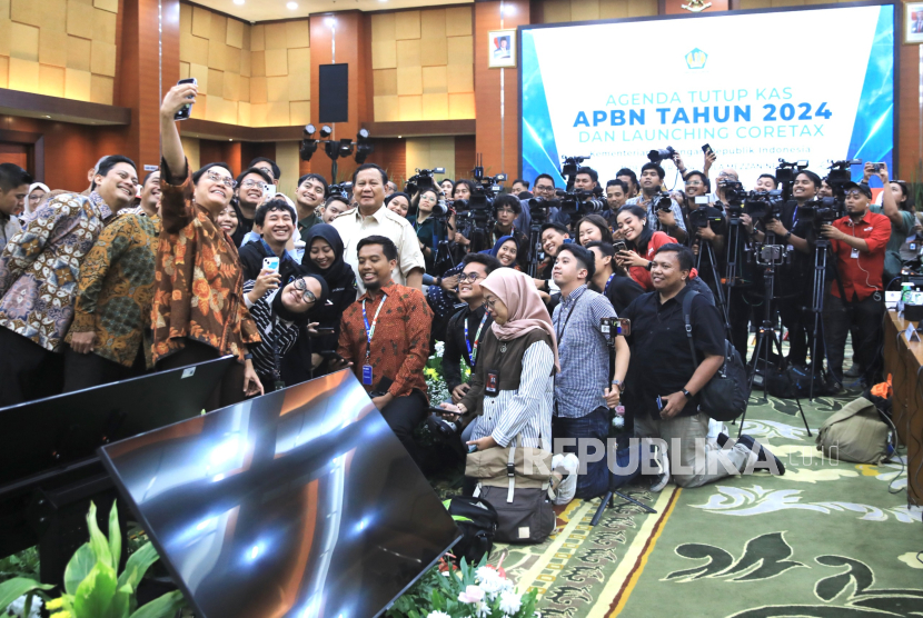  Presiden RI Prabowo Subianto usai mengikuti rapat Tutup Kas APBN Tahun 2024 di kantor Kementerian Keuangan (Kemenkeu), Jakarta Pusat, Selasa (31/12/2024).