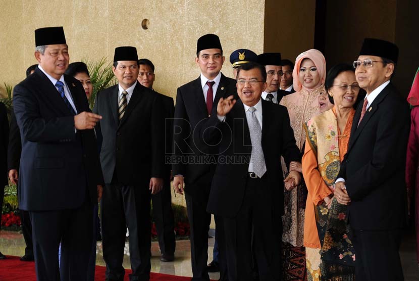 Presiden RI SBY, Jusuf Kalla dan wakil presiden Boediono (kedua kanan) berbincang usai mengikuti pelantikan anggota DPR-DPD-MPR diKompleks parlemen Senayan, Jakarta, Rabu (1/10).(Republika/ Tahta Aidilla)