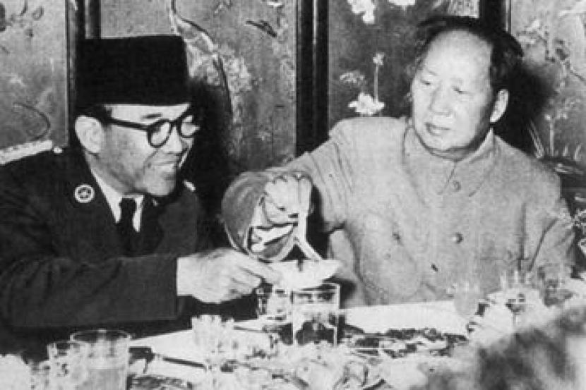 Presiden RI Sukarno bersama pemimpin China daratan Mao Zedong.