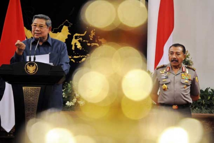  Presiden RI Susilo Bambang Yudhoyono dan Kapolri Timur Pradopo (kanan) di Istana Negara, Jakarta, Senin (8/10) malam. 