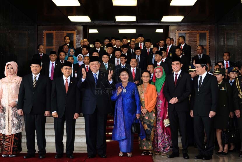 Presiden RI Susilo Bambang Yudhoyono didampingi anggota DPR terpilih usai mengikuti pelantikan anggota DPR-DPD-MPR diKompleks parlemen Senayan, Jakarta, Rabu (1/10).(Republika/ Tahta Aidilla)