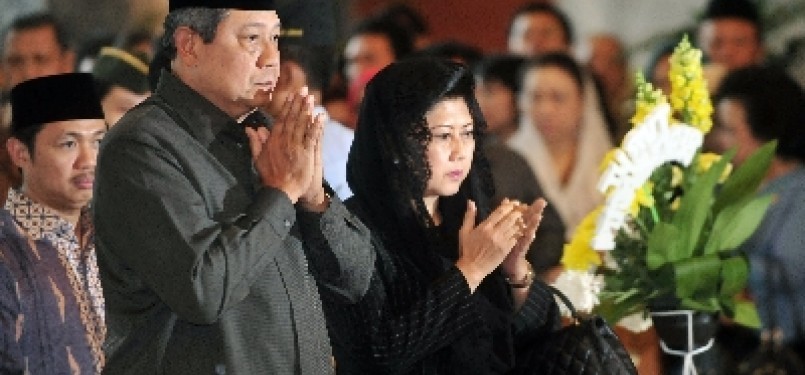 Presiden RI Susilo Bambang Yudhoyono didampingi Ibu Ani Yudhoyono serta Wakil DPR RI Anis Matta (kiri) memberikan penghormatan terakhir bagi almarhum Anggota DPR RI dari Fraksi Partai Demokrat Sutjipto di Kompleks Parlemen Senayan, Jakarta, Selasa (20/9).