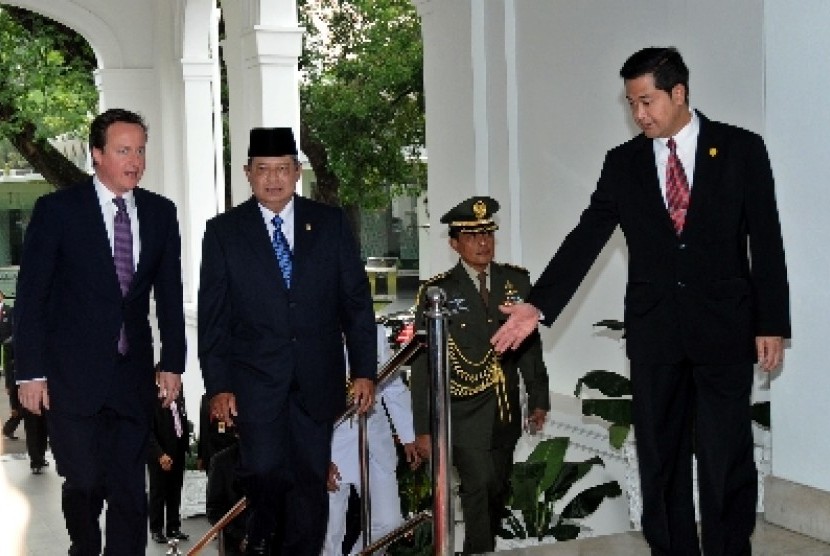 Presiden RI Susilo Bambang Yudhoyono (kedua kiri) menerima kedatangan PM Kerajaan Inggris David Cameron (kiri) saat kunjungannya ke Istana Negara, Jakarta,Rabu (11/4) Pertemuan PM Inggris ke Indonesia membahas peningkatan kerjasama kedua negara dalam segal