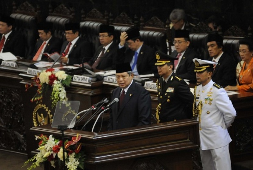 Presiden RI Susilo Bambang Yudhoyono menyampaikan pidato kenegaraan jelang peringatan kemerdekaan RI ke-67, di Kompleks Parlemen Senayan, Jakarta, Kamis (16/8).