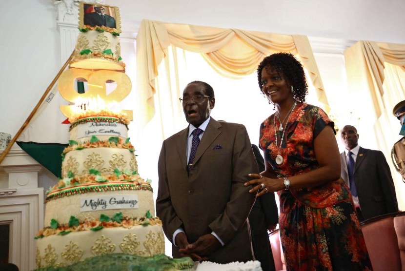 Presiden Robert Mugabe memotong kue ulang tahunnya ke-92 bersama istrinya Grace, (27/2).